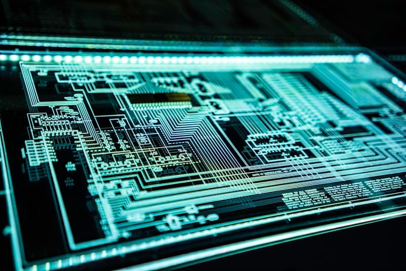 Placa de circuito iluminada em tons de azul
